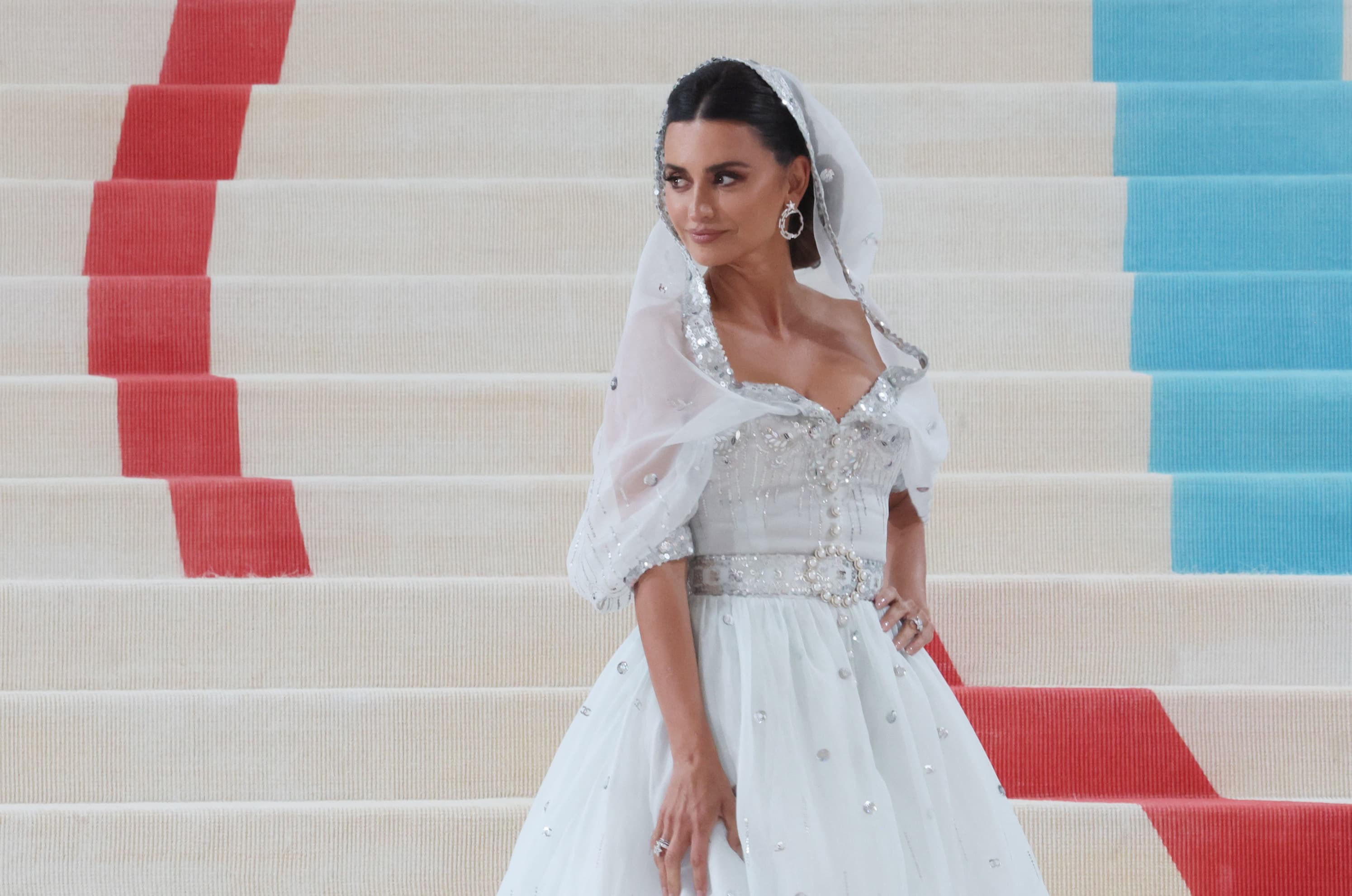 Penelope Cruz poses at the Met Gala, an annual fundraising gala held for the benefit of the Metropolitan Museum of Art's Costume Institute with this year's theme "Karl Lagerfeld: A Line of Beauty", in New York City, New York, U.S., May 1, 2023. REUTERS/Brendan Mcdermid (REUTERS)