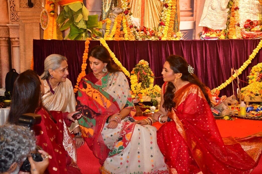 Jaya Bachchan, Shweta Nanda and Rani Mukerji chat up a storm at the pandal.