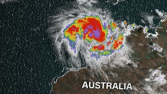 Tourists, residents flee as intensifying cyclone approaches northwest Australia (Photo by Twitter/AndyVermaut )