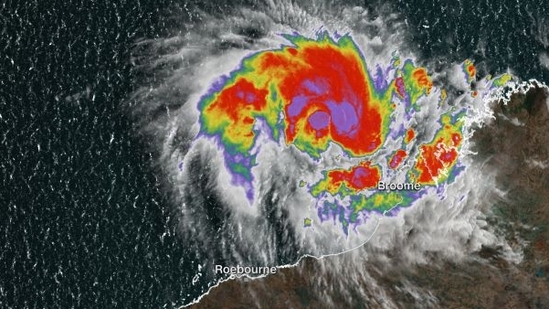 Tourists, residents flee as intensifying cyclone approaches northwest Australia (Photo by Twitter/AndyVermaut )