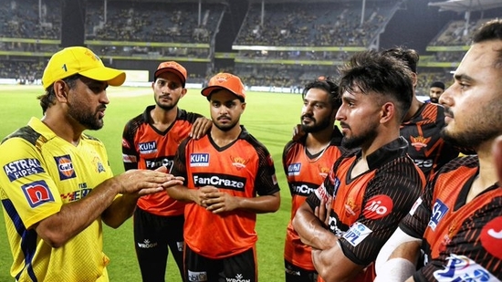 MS Dhoni with SRH players