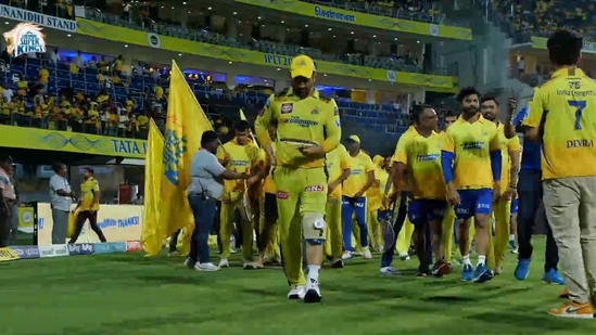 MS Dhoni limping during lap of honour with heavily strapped knee