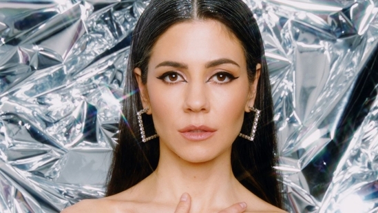 Welsh singer Marina Diamandis has been diagnosed with chronic fatigue syndrome. Here are its causes, symptoms, treatment (Photo by Twitter/MrsBarnesII)