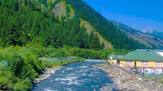 Keran, Gurez, Tangdhar, Machil, Bangus attract tourists to North Kashmir’s LoC proximity (Photo by Twitter/wakashmir)