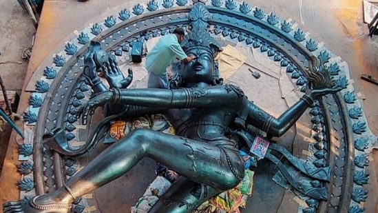 Nataraja Statue being installed at the venue of the G20 Summit in Delhi.