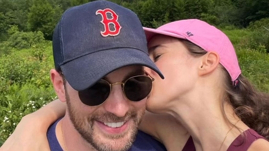 Chris Evans and Alba Baptista seal their love(Instagram/chrisevans)