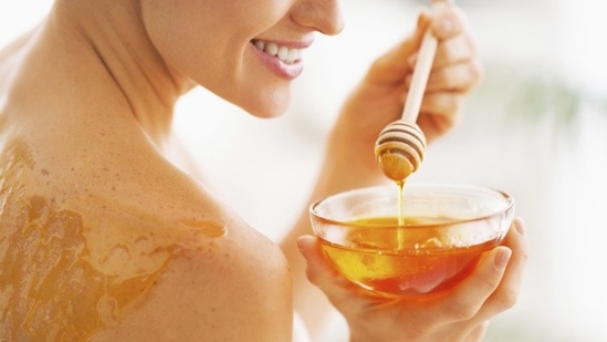 6 ways to use honey for dry skin: DIY scrub to night serum (Photo by Twitter/tnlounge)