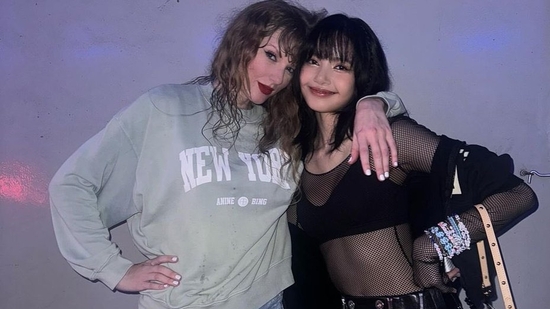 BLACKPINK's Lisa and Taylor Swift pose together at Singapore concert(X)