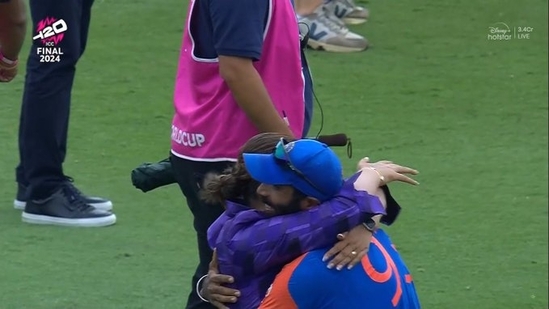 Jasprit Bumrah hugs Sanjana Ganesan after India's T20 World Cup win(X)