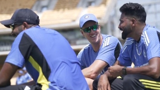 Morne Morkel (in middle) with Mohammed Siraj (R) and Jasprit Bumrah(BCCI)