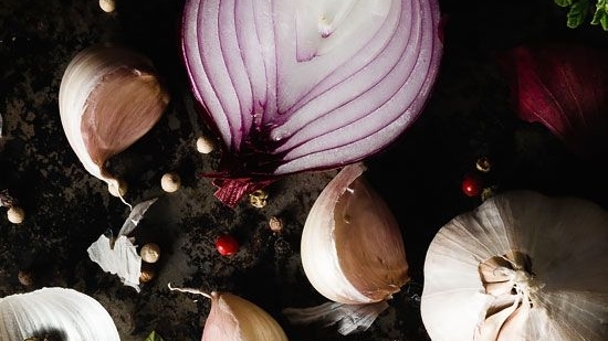 Navratri 2024: Why we don’t eat onion, garlic during Navratri? Experts share scientific reasons (Photo by Tía Clara)