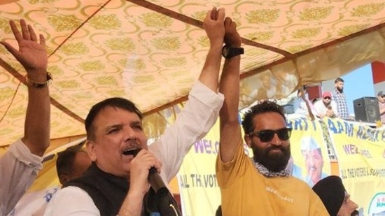 AAP candidate Mehraj Malik (R) with MP Sanjay Singh.