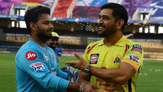 DC skipper Rishabh Pant (L) with CSK Captain MS Dhoni (R)(Twitter)